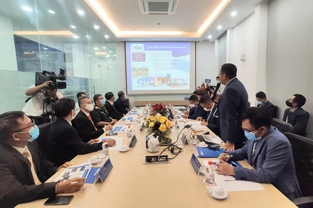 Đại diện MB Bank và Metfone tại lễ ký văn bản hợp tác, sáng 1-4.