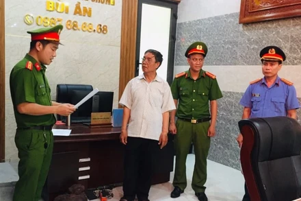 Công an đọc lệnh bắt tạm giam đối với ông Bùi Văn Ần.