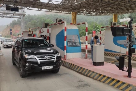 Xe qua làn ETC tại trạm thu phí BOT Hòa Lạc - Hòa Bình.