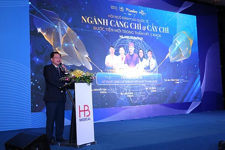 BSCKII Đỗ Tân Khoa – Giám đốc Bệnh viện Y học cổ truyền TP Hồ Chí Minh chia sẻ thông tin tại hội nghị.