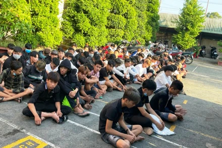 Các “quái xế” được đưa về cơ quan công an.