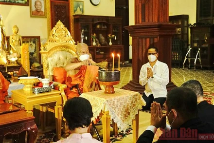  Đại Tăng thống Samdech Tep Vong tại buổi tiếp nhận quà.