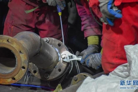 Công tác cứu hộ vẫn đang được tiến hành khẩn trương. (Ảnh: Tân Hoa xã)