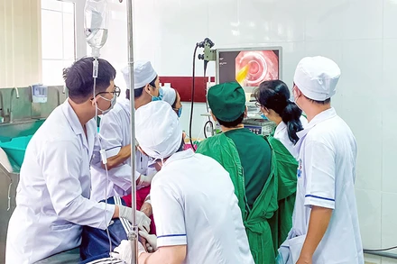 Các bác sĩ tiến hành nội soi cho bệnh nhân.