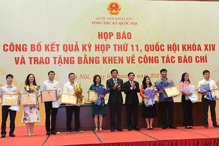 Tổng Thư ký QH Bùi Văn Cường và nguyên Tổng Thư ký QH Nguyễn Hạnh Phúc trao tặng Bằng khen của Văn phòng QH cho một số phóng viên báo chí. Ảnh: TRẦN HẢI