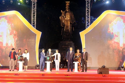 Các đại biểu thực hiện nghi thức khai mạc Lễ hội du lịch và ẩm thực Hà Nội năm 2021.