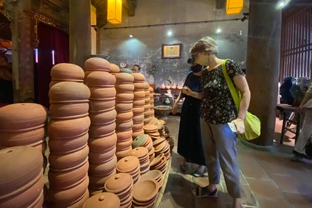 Các đại biểu tham quan triển lãm “Chuyện của gốm”.