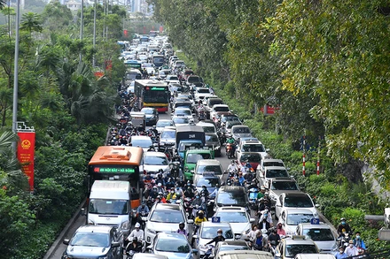 Hơn 16 giờ, một số tuyến đường như Phạm Hùng, Khuất Duy Tiến, Giải Phóng, đường Láng, Hoàng Minh Giám…mật độ giao thông ngày càng cao, các phương tiện di chuyển khó khăn.