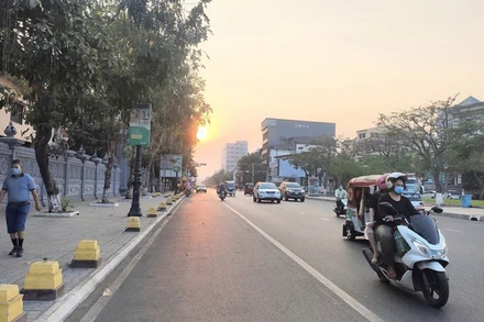 Người dân Phnom Penh tạm thời hạn chế ra đường vào buổi đêm để phòng, chống dịch bệnh. 