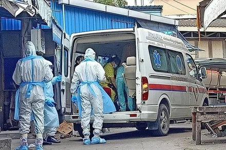 Xe cứu thương đưa bệnh nhân Covid-19 đi cách ly và điều trị tại quận Mean Chey, Phnom Penh.