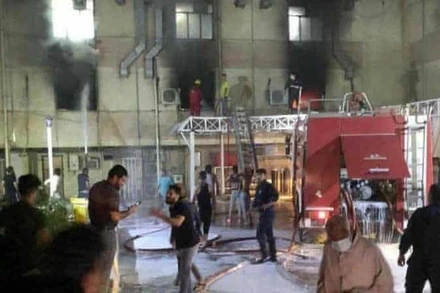 Bệnh viện Ibn Khatib sau đám cháy. (Ảnh: Guardian)