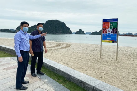 Đoàn công tác TCDL kiểm tra tại tỉnh Quảng Ninh (Ảnh: TCDL)