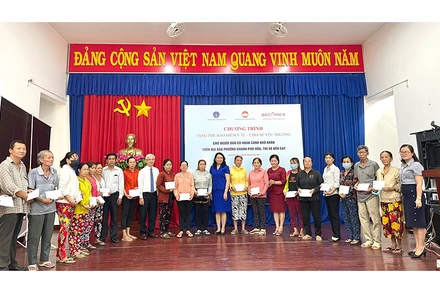 Tặng thẻ BHYT cho người dân có hoàn cảnh khó khăn. 