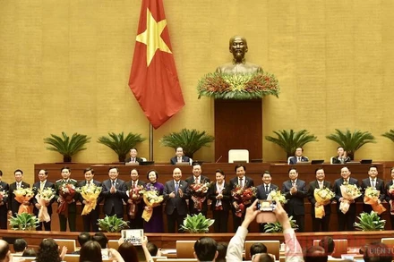 Tặng hoa chúc mừng các đồng chí vừa được Quốc hội tín nhiệm phê chuẩn bổ nhiệm. Ảnh: TRẦN HẢI