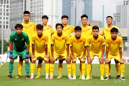Đội hình xuất phát của ĐT U18 Việt Nam trong trận đấu tập với CLB Hải Nam Vĩnh Phúc. (Ảnh: VFF)