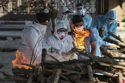 Lễ hỏa thiêu người bệnh Covid-19 tại TP Jammu. (Ảnh: AP)