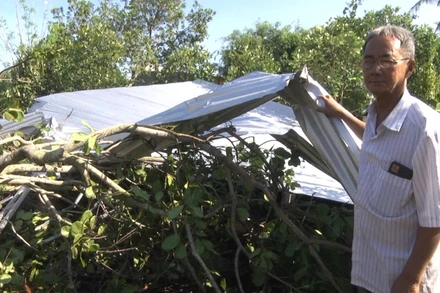 Nhiều căn nhà của người dân xã Phú Hòa, huyện Định Quán bị tốc mái sau trận mưa kèm lốc.