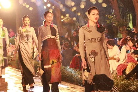 Trình diễn áo dài tại Văn Miếu – Quốc Tử Giám trong sự kiện “Áo dài của chúng ta”.