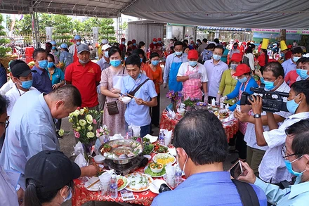 Các đội thi trình bày món ngon được chế biến từ Mắm.