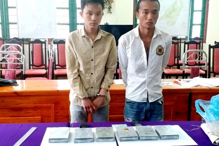 Hai đối tượng Giàng Seo Lìn và Giàng Seo Chư bị bắt cùng tang vật.