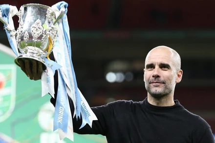 Pep Guardiola nâng chiếc Cúp Liên đoàn, cũng là danh hiệu thứ 30 trong sự nghiệp. (Ảnh: Getty Images)