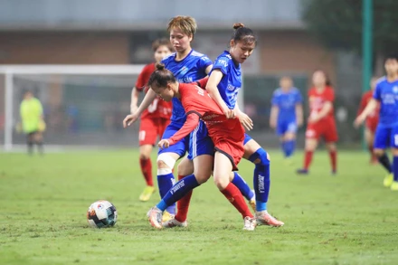 Than KS Việt Nam (áo xanh) đã có trận khởi đầu thuận lợi trước Hà Nội II Watabe. (Ảnh: VFF)