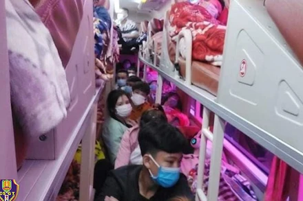 Xe 37B 027.XX nhồi nhét khách, lái xe không bằng, xe không đăng kiểm. (Ảnh: Cục CSGT)