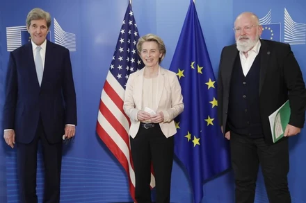 Đặc phái viên của Tổng thống Mỹ về Khí hậu John Kerry (bên trái), Chủ tịch Ủy ban châu Âu Ursula von der Leyen (giữa) trong cuộc gặp gỡ ngày 9-3. Ảnh; AP.