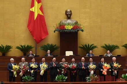 Tặng hoa các đồng chí vừa được Quốc hội miễn nhiệm. Ảnh: TRẦN HẢI