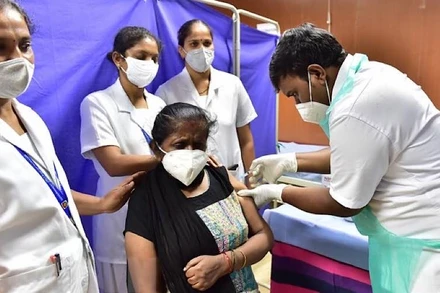 Một điểm tiêm vaccine ngừa Covid-19 tại Bangalore, Ấn Độ, ngày 1-4-2021. (Ảnh: THX/TTXVN)