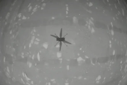 Máy bay trực thăng thử nghiệm Ingenuity của NASA bay lơ lửng trên bề mặt sao Hỏa vào ngày 19-4. Ảnh: NASA.