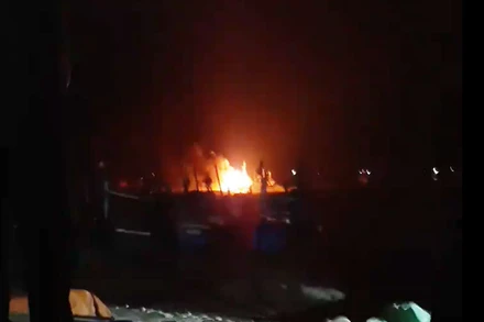 Tàu cá bị cháy khi đang neo đậu trên bến ở xã Ngư Lộc, tỉnh Thanh Hóa.