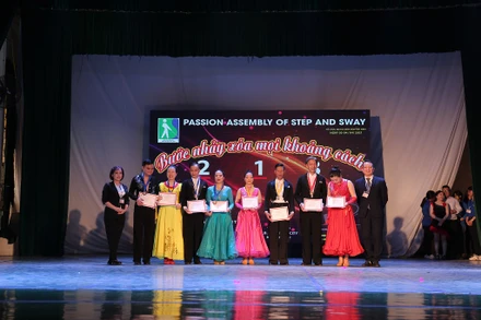 BTC trao giải cho những cặp đôi xuất sắc trong cuộc thi.