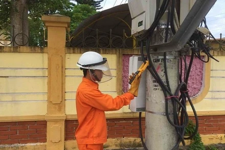 Nhân viên kỹ thuật Công ty Điện lực Quảng Bình kiểm tra lưới điện để phát hiện nạn trộm cắp điện.