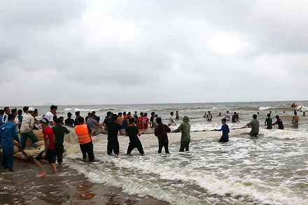 Các lực lượng và nhân dân nỗ lực tìm kiếm các nạn nhân còn mất tích.