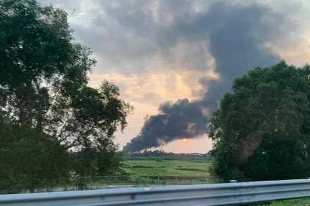 Đám cháy kho vải ở Hưng Yên nhìn từ đường cao tốc Hà Nội - Hải Phòng. Ảnh: BÔNG MAI.