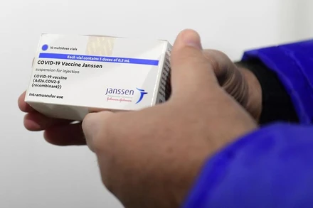 Hộp đựng vaccine ngừa Covid-19 của Johnson & Johnson. (Ảnh: AP)