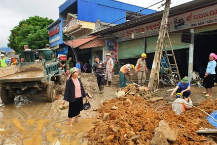 Chi nhánh Điện lực Văn Bàn khôi phục hệ thống điện lưới ở vùng lũ Minh Hạ 1