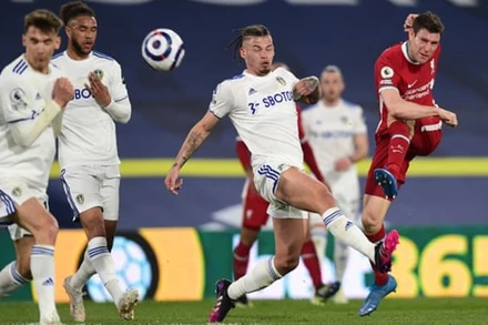 J. Milner (áo đỏ, Liverpool) sút bóng trước sự truy cản của các cầu thủ Leeds.