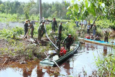 Vận hành máy móc thường xuyên bảo đảm công tác sẵn sàng PCCCR ở lâm phần rừng tràm Cà Mau.
