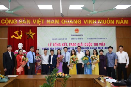 Ban Tổ chức chúc mừng các tập thể, cá nhân đạt giải.