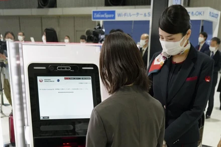 Thử nghiệm hệ thống "Face Express" tại một ki-ốt làm thủ tục ở sân bay Narita, gần Tokyo, vào ngày 13-4 (Ảnh: KYODO)