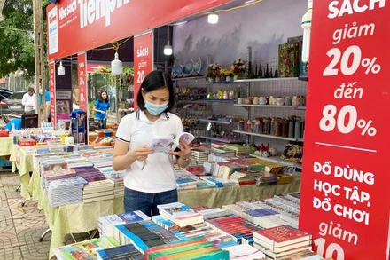 Một gian trưng bày và bán sách tại Ngày sách và Văn hóa đọc Việt Nam 2021 tỉnh Bắc Giang.