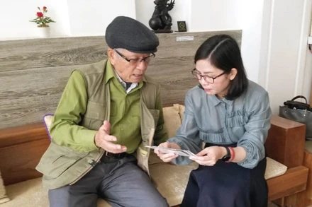 Nghệ sĩ nhiếp ảnh Đoàn Công Tính trò chuyện với tác giả.