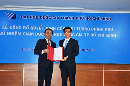 Phó Thủ tướng Vũ Đức Đam trao  quyết định bổ nhiệm cho PGS,TS Vũ Hải Quân.