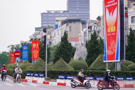 Hà Nội hoãn các chương trình văn nghệ nhưng vẫn rực rỡ cờ hoa chào mừng những ngày lễ lớn.