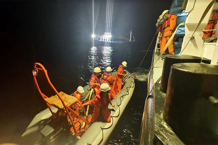 Thuyền viên được đưa về bờ an toàn.