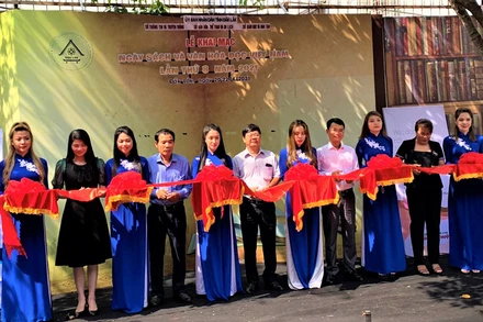 Lãnh đạo các sở, ngành tỉnh Đắk Lắk cắt băng khai mạc Ngày Sách và Văn hóa đọc Việt Nam năm 2021 tỉnh Đắk Lắk.