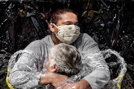 “Cái ôm đầu tiên” giữa đại dịch đoạt Giải Ảnh Báo chí thế giới