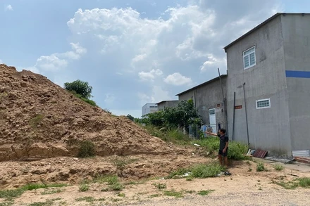 Vào mùa mưa, bùn đất chảy tràn xuống lấp miệng cống, khiến đường đi trơn trượt.